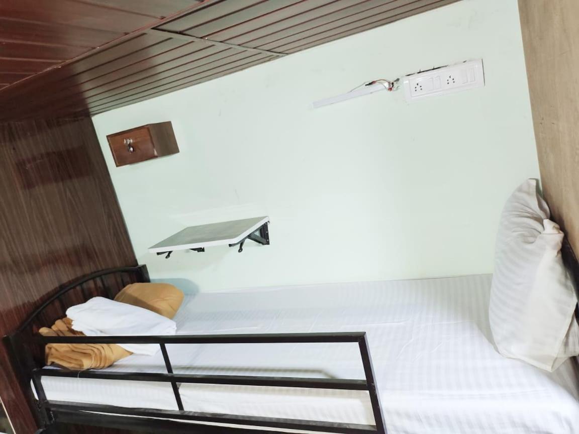 Vakola Dormitory Ac Beds — Photos 1